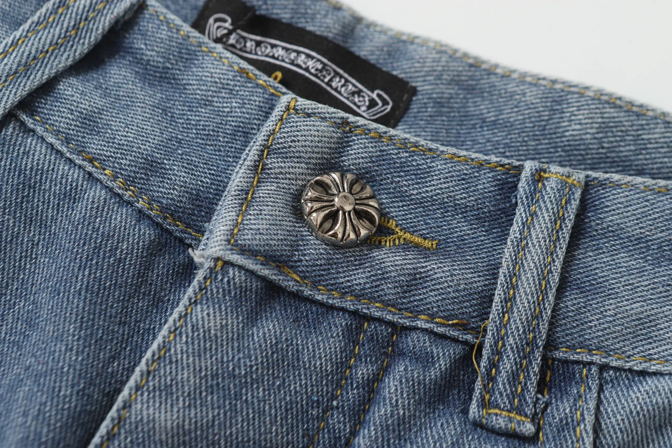 P256 Actual photo [High quality] Coding: H32 Color: Picture color Size: S to XXXL Chrome Hearts/Chrome Hearts 2025SS retro faded ice blue black and white cross Paris limited denim trousers -Vibe style straight stacked god-level version -Ice blue faded denim fabric -A complete set of vintage vintage hardware -Chrome Hearts washed ice blue The high version uses high-ounce custom fabrics, fermentation washing and soft color fixation, soft and thick to wear The details are all produced by pure hand polishing and craftsmanship. All-over jacquard fabrics have unique design styles. Multiple processes create a full retro feel. Niche unique non-colliding shirts. Customized old spray-painted buttons. Every detail is crafted with craftsmanship. Size Pants length Waist Hips Unit cm S 98 68 100 M 99 72 104 L 100 76 108 XL 101 80 112 XXL 102 84 116 XXXL 103 88 120